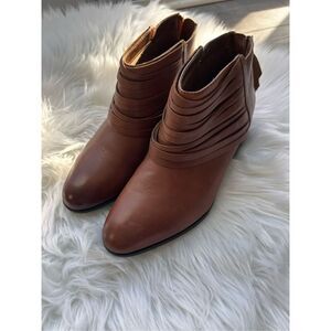 Clark’s brown booties size 6.5 comfy real leather boots soft insoles 1.5 inch he
